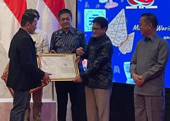 Penuh dengan Kebanggaan, Warisan Budaya Wajo Tenun Sutera Sengkang Kini Tersertifikasi Indikasi Geografis