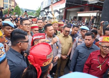Aksi Solidaritas Masyarakat Adat di Polres Kukar, Kapolda Kaltim Turun Langsung Temui Massa