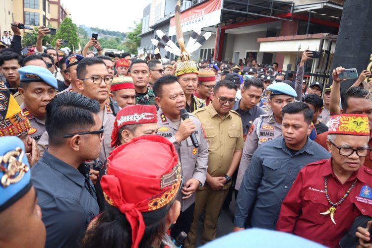 Aksi Solidaritas Masyarakat Adat di Polres Kukar, Kapolda Kaltim Turun Langsung Temui Massa