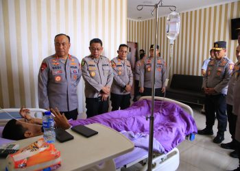 Wakapolri Tinjau Pasien Korban Unjuk Rasa di RS Bhayangkara Pusdokkes Polri