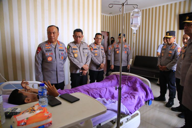 Wakapolri Tinjau Pasien Korban Unjuk Rasa di RS Bhayangkara Pusdokkes Polri
