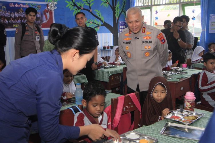 Polda Kalsel Grand Opening SPPG, Bagikan Makan Bergizi Gratis untuk 1.700 Anak