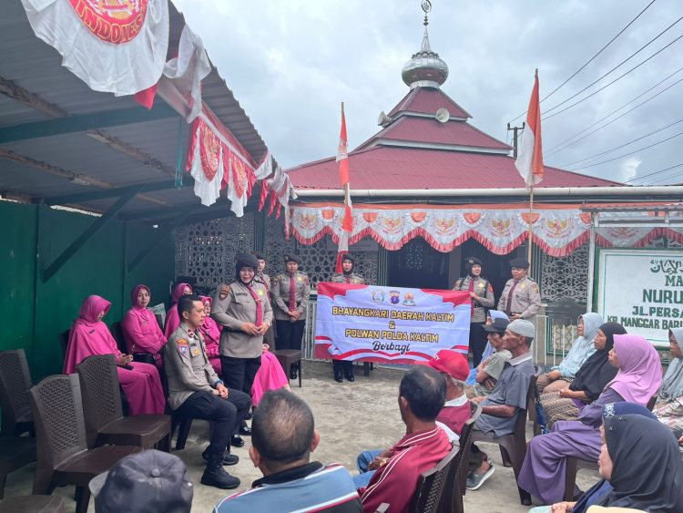 Polwan dan Bhayangkari Polda Kaltim Gelar Aksi Berbagi di Kelurahan Manggar Baru