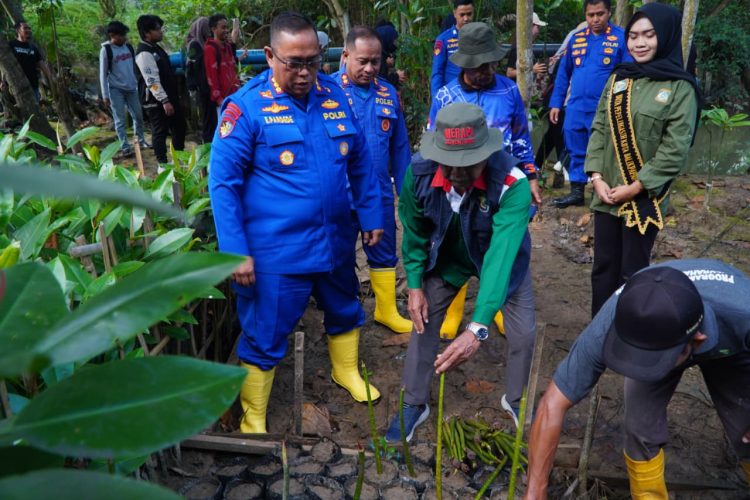 Ditpolairud Polda Kaltim Ajak Masyarakat Peduli Lingkungan Lewat Penanaman Mangrove