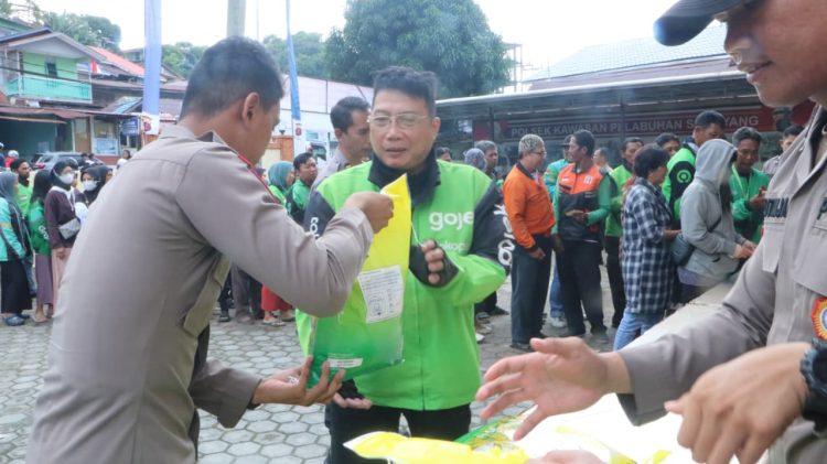 Kepedulian Polri Kepada Masyarakat dan Ojek Online: Polda Kaltim Gelar GPM, Sediakan 5 Ton Beras untuk Masyarakat dan Ojek Online