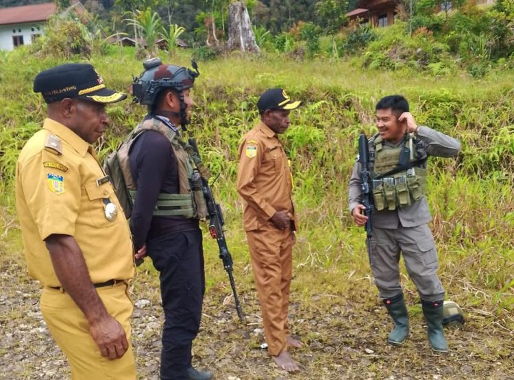 Ops Damai Cartenz Gelar Patroli dan Sambangi Warga di Distrik Okbape, Pegunungan Bintang