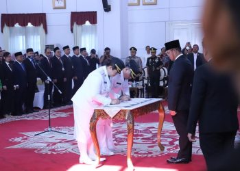 Gubernur Harum Lantik Bupati dan Wakil Bupati Mahakam Ulu Periode 2025–2030