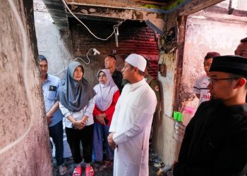Gubernur Sulsel Tinjau Lokasi Kebakaran di Jalan Baji Dakka, Serahkan Santunan untuk Korban