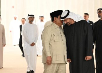 Momen Kedekatan Presiden Prabowo dan Presiden MBZ: Dari Jabat Tangan Erat hingga Bisik Akrab di Abu Dhabi