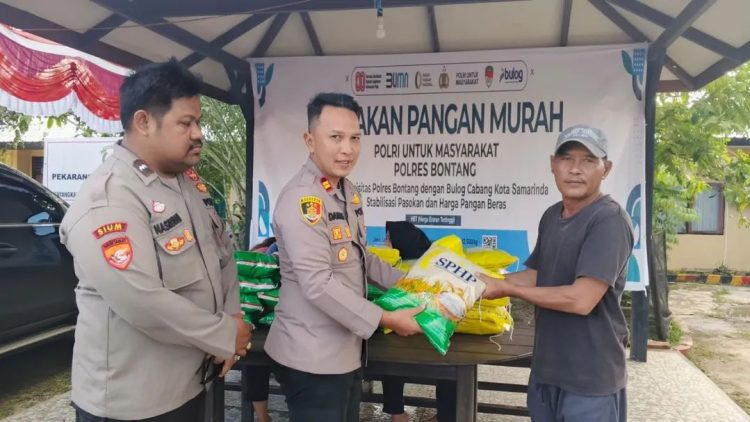 Polres Bontang Hadirkan Pangan Murah di Dua Lokasi, Warga Antusias Borong Beras
