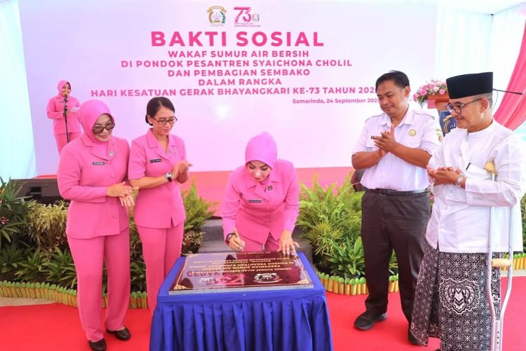 Bhayangkari Kaltim Wujudkan Kepedulian Sosial dengan Sumur Wakaf dan Bantuan Sembako di Ponpes Samarinda