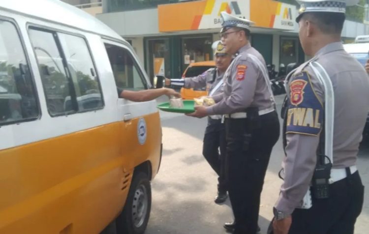 Tebar Kepedulian Melalui Jumat Berkah, Sat Lantas Polresta Balikpapan Bagikan Paket Makanan Kepada Pengendara Pengguna Jalan