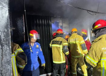 Polda Kaltim Sigap Bantu Padamkan Kebakaran Ruko dan Kafe di Balikpapan Permai
