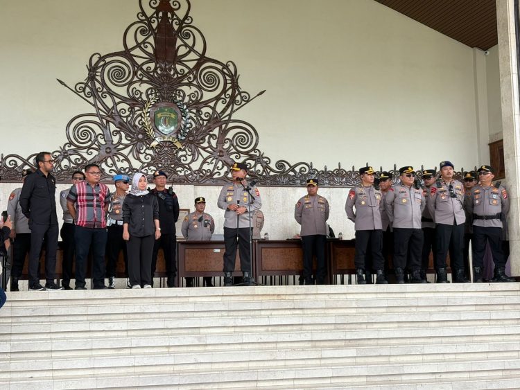 Kapolda Kaltim Pimpin Apel Kesiapan Pengamanan Aksi Unjuk Rasa Aliansi Mahakam di DPRD Provinsi