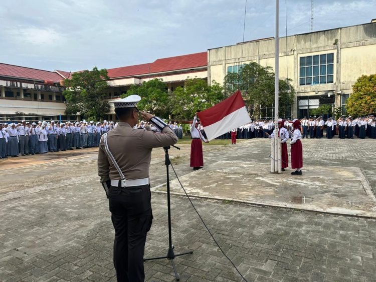 Semarakkan HUT Polantas Ke 70, Satlantas Polres PPU Pimpin Upacara dan Serahkan Alat Bantu Lalu Lintas di Sekolah