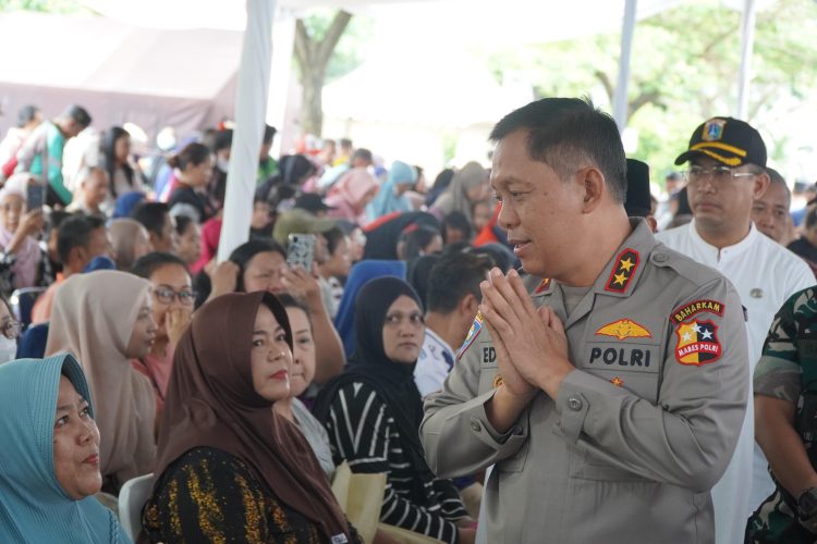 Gerakan Pangan Murah Polri dan Jumat Berkah Polres Metro Jakarta Barat: Ribuan Warga Antusias Serbu Pasar Murah