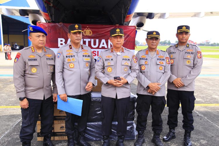Polri Berangkatkan Bantuan Kemanusiaan ke NTT untuk Bantu Korban Banjir dan Longsor