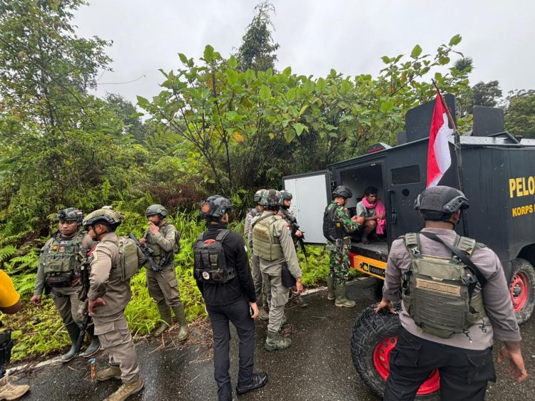 Satgas Ops Damai cartenz dan Aparat TNI-Polri Berhasil Mengevakuasi Korban Selamat dari Aksi KKB di Yahukimo