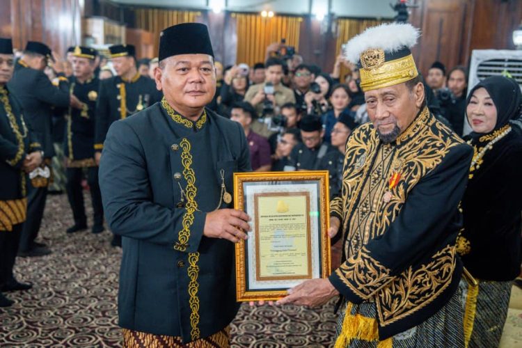 Kapolda Kaltim Terima Gelar Kehormatan dari Kesultanan Kutai Kartanegara Ing Martadipura