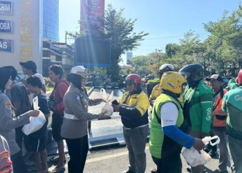 Momen HUT Ke-70 Satlantas Polrestabes Makassar Bagi-Bagi Sembako dan Edukasi Keselamatan