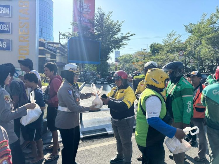 Momen HUT Ke-70 Satlantas Polrestabes Makassar Bagi-Bagi Sembako dan Edukasi Keselamatan