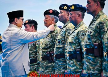 Presiden Prabowo Anugerahkan Pangkat Istimewa kepada 11 Purnawirawan TNI di KRI dr. Radjiman Wedyodiningrat