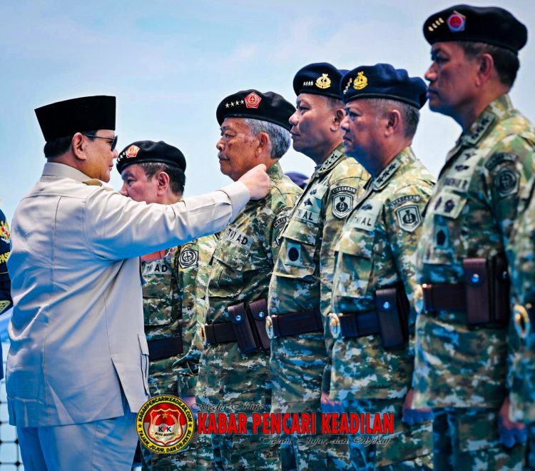 Presiden Prabowo Anugerahkan Pangkat Istimewa kepada 11 Purnawirawan TNI di KRI dr. Radjiman Wedyodiningrat