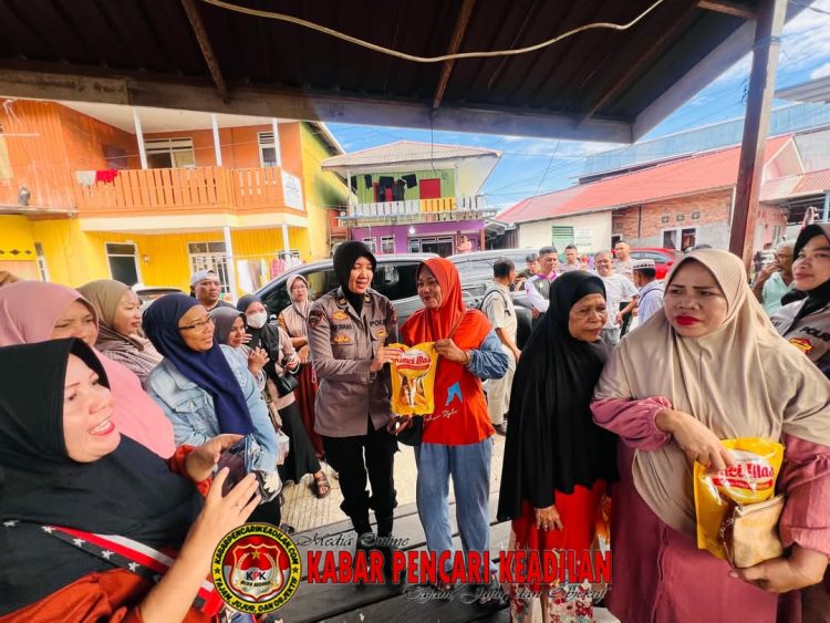 Terus Menebar Kepedulian, Polwan Polda Kaltim bersama Bhayangkari Daerah Kaltim Berbagi Sembako kepada Masyarakat yang Membutuhkan