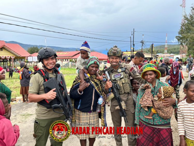 HUT Kabupaten Paniai, Ops Damai Cartenz dan Polres Paniai Berbagi Keceriaan di Tradisi Bakar Batu
