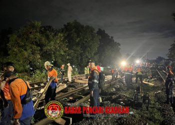 Brimob Amankan Lokasi Anjloknya Kereta Purwojaya di Bekasi