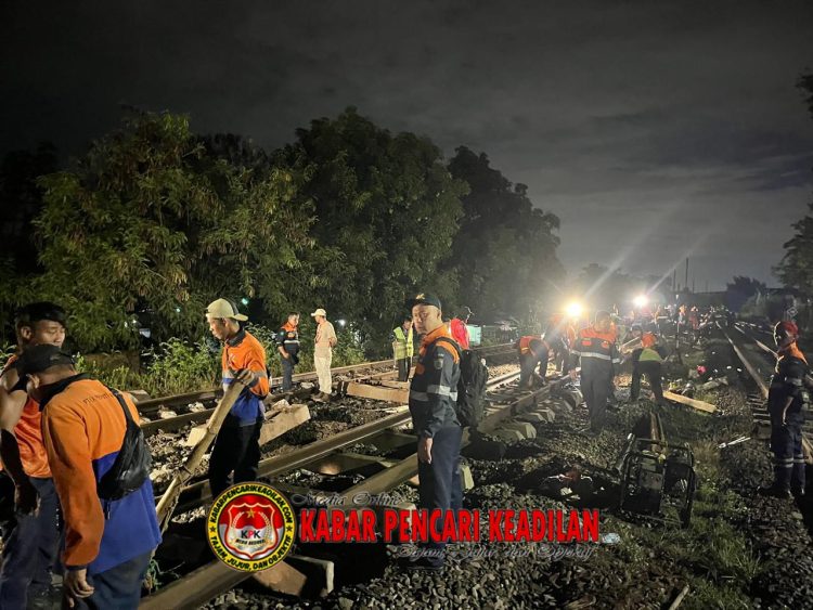 Brimob Amankan Lokasi Anjloknya Kereta Purwojaya di Bekasi