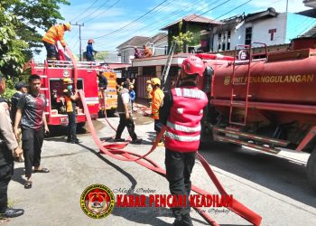 Respon Cepat, Batalyon A Sat Brimob Polda Kaltim Bantu Penanganan Kebakaran Rumah di Balikpapan Regency