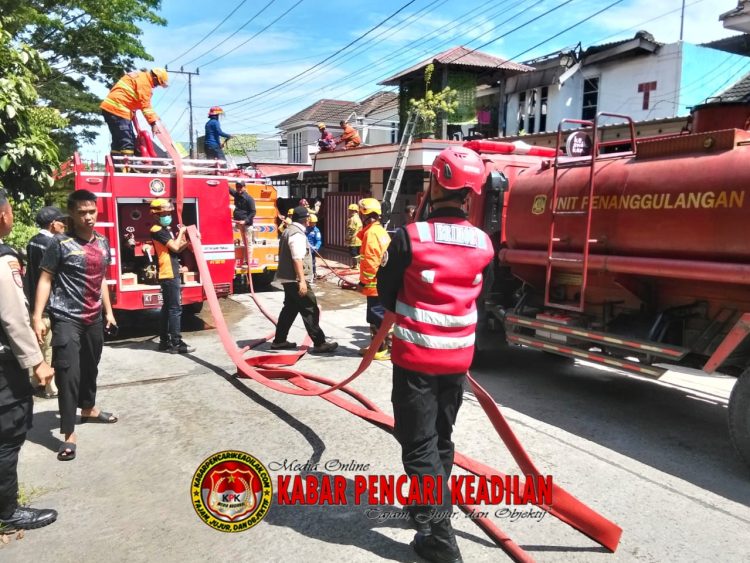 Respon Cepat, Batalyon A Sat Brimob Polda Kaltim Bantu Penanganan Kebakaran Rumah di Balikpapan Regency