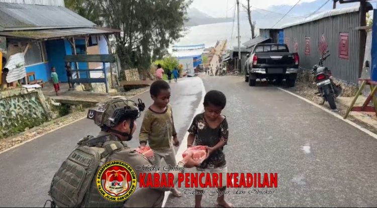 Rayakan HUT Brimob ke-80, Satgas Tindak Sektor Paniai Gelar Bakti Sosial Berbagi Paket Makanan untuk Warga Paniai