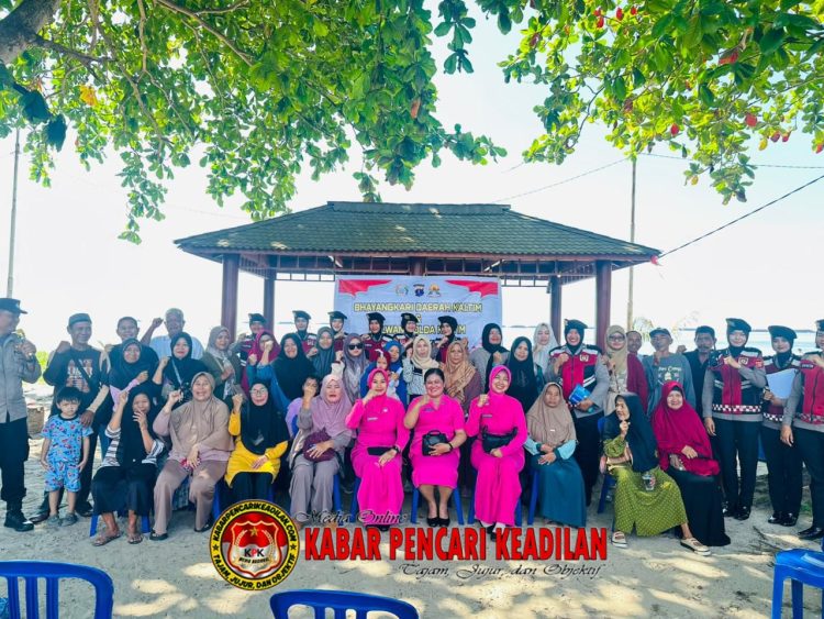 Berbagi Kasih di Tepi Pantai, Polwan dan Bhayangkari Polda Kaltim Ulurkan Bantuan untuk Warga