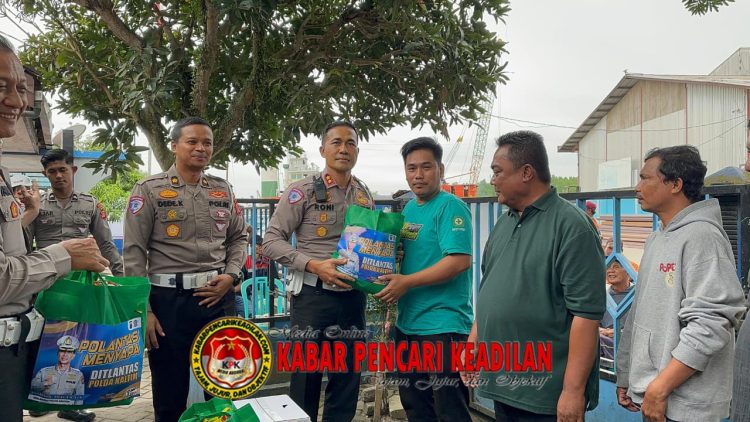 Melalui Program ‘Polantas Menyapa’, Ditlantas Polda Kaltim Ajak Tertib dan Peduli Keselamatan kepada Para Buruh dan Sopir Truk
