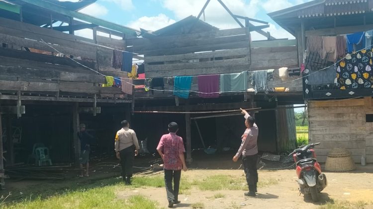 Wujud Kepedulian, Kapolsek dan Camat Takkalalla Turun Langsung ke Lokasi Bencana Alam.