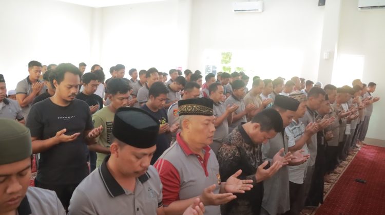 Polres Wajo Bersama Masyarakat Satukan Doa untuk Saudara Sebangsa di Sumatera dan Aceh