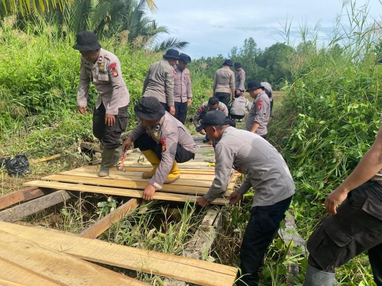 Kompi 2 Brimob Paser Perbaiki Jembatan Penghubung Dua Desa, Permudah Mobilitas Warga dan Pelajar.