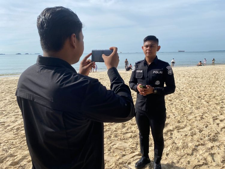 Personel Polda Kaltim Pantau Situasi Pantai Kemala di Masa Libur Nataru 2025–2026