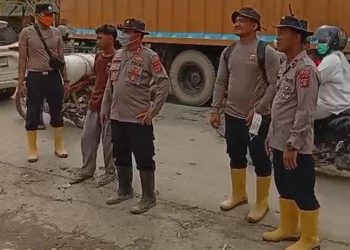 Polres Aceh Tamiang Evakuasi Truck Tangki Pasca Bencana Banjir Bandang