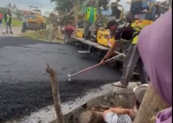 pengaspalan jalan poros yang menghubungkan Desa Pantai Timur dengan Desa Soro.di akhir tahun 2025.