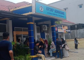 menjelang pergantian Tahun Baru 2026. Antrean wajib pajak terlihat sejak pagi hari, didominasi oleh pegawai, pelaku usaha, serta tenaga non-ASN.