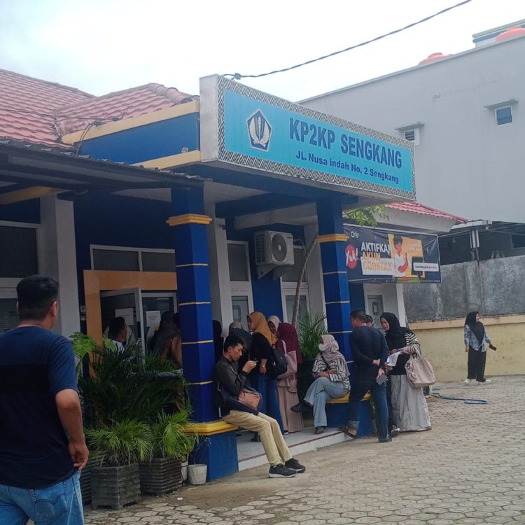 menjelang pergantian Tahun Baru 2026. Antrean wajib pajak terlihat sejak pagi hari, didominasi oleh pegawai, pelaku usaha, serta tenaga non-ASN.