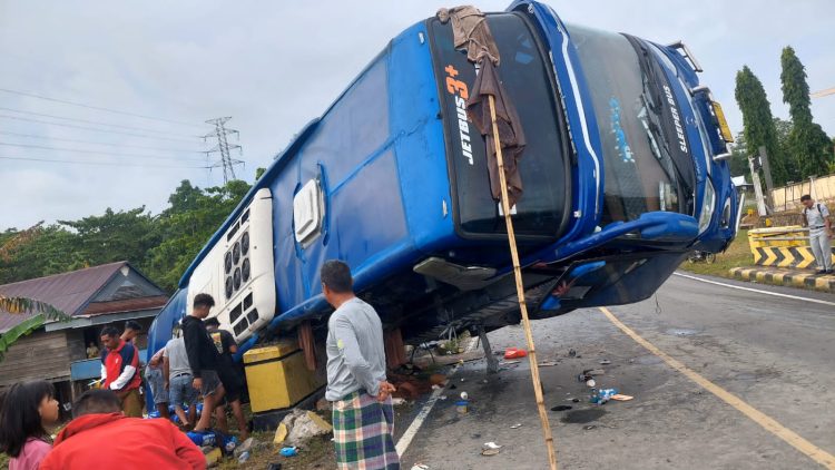 Sebuah mobil bus dengan merek Bintan Timur mengalami kecelakaan tunggal hingga terbalik dan berhenti di bibir selokan.