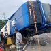 Sebuah mobil bus dengan merek Bintan Timur mengalami kecelakaan tunggal hingga terbalik dan berhenti di bibir selokan.
