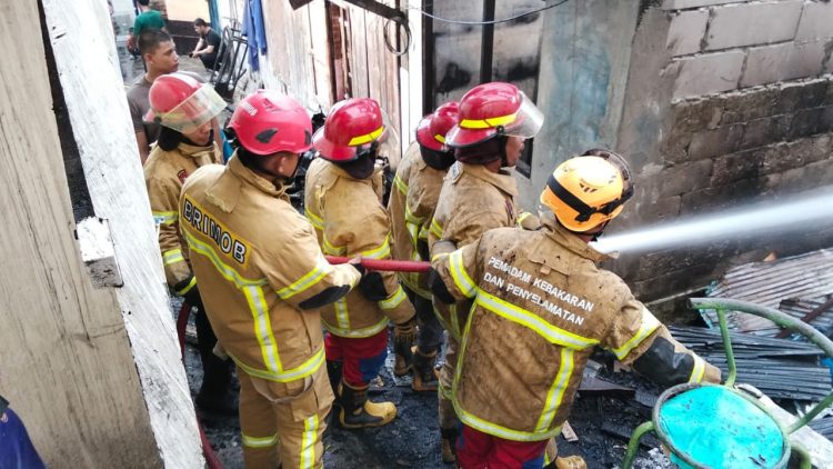 Brimob Batalyon A Polda Kaltim Gerak Cepat Tangani Kebakaran Rumah di Gang Vila Balikpapan