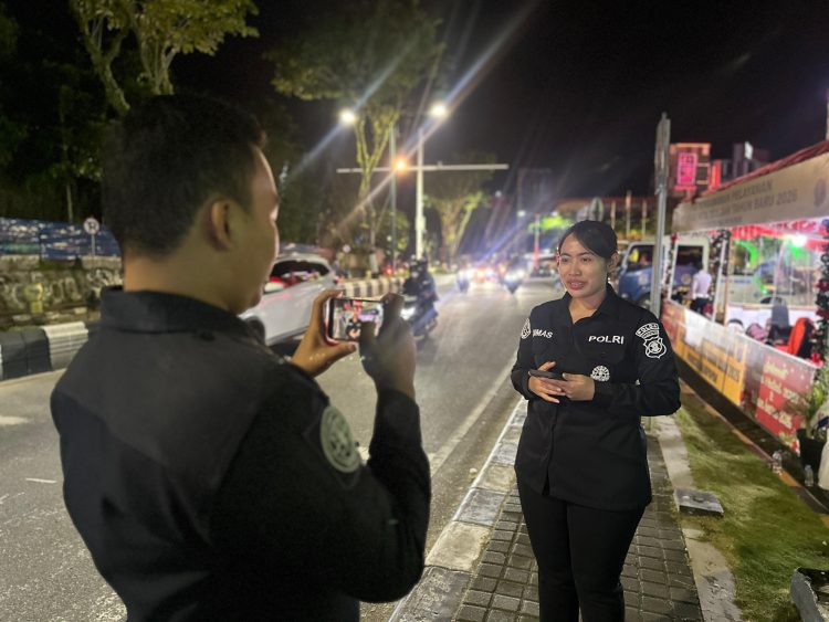 Satgas Humas Ops Lilin Mahakam 2025 Gelar Live Report di Titik Keramaian Balikpapan Jelang Puncak Malam Pegantian Tahun 2026