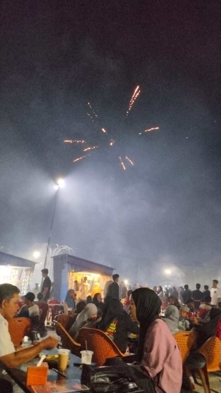 Masyarakat dari berbagai kalangan terlihat memanfaatkan momen pergantian tahun baru.