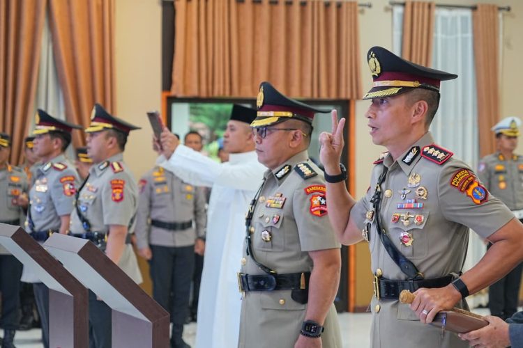 Rotasi Jabatan, Kapolda Kaltim Pimpin Upacara Sertijab Dirlantas dan Kapolresta Balikpapan